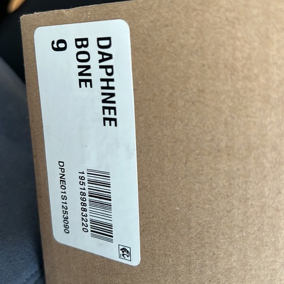 BNIB Steve Madden Daphnee Size 9 in Bone - Picture 3 of 3